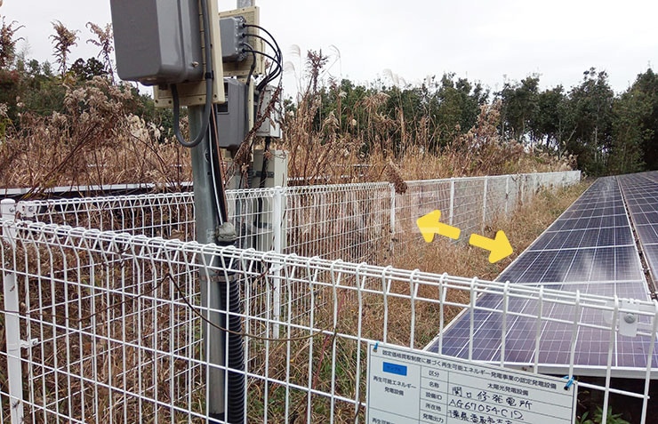 フェンス・柵との設備の距離は外部から設備が触れられない程度にすること