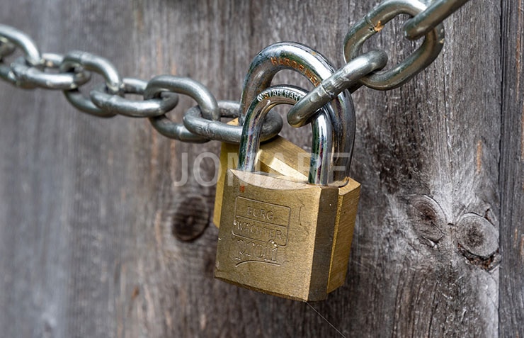 フェンス・柵の出入り口に施錠をし、容易に立ち入られないようにすること